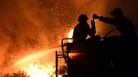 Les pompiers luttent contre un incendie près de Gois au Portugal, dans la nuit du 21 au 22 juin 2017