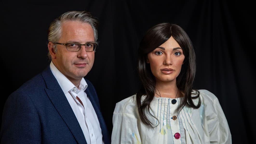 AI-Da et le galeriste Aidan Meller