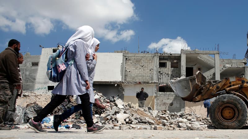 Des écolières palestiniennes dans Gaza détruit, en avril 2015. (Illustration)