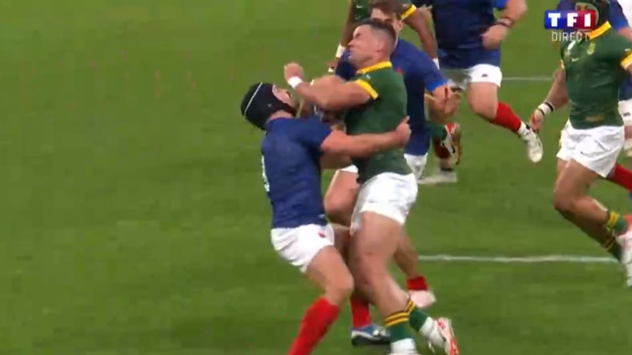 Le coude en avant de Jessie Kriel sur Antoine Dupont