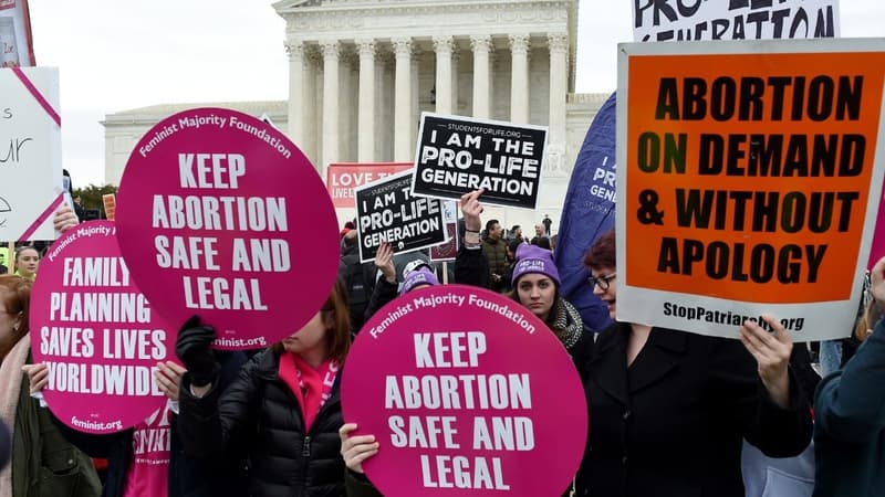 Des partisans et des opposants à l'avortement devant la Cour suprême à Washington lors de la 47e "marche pour la vie" le 24 janvier 2020