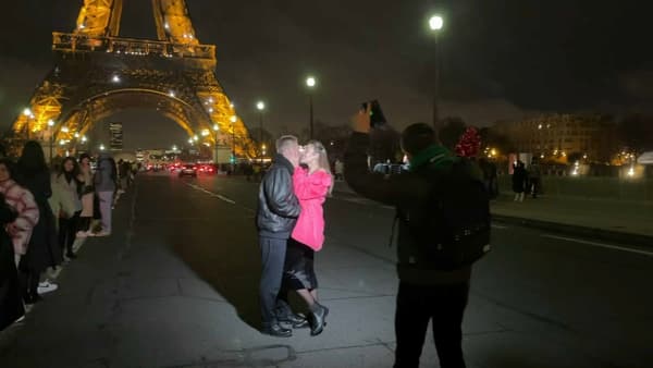 Des dizaines de touristes s'infiltrent ainsi au milieu des voitures, au pied de la tour Eiffel, pour prendre une photo. 