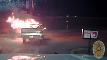 Un pick-up enflammé devant un fast-food écarté par une voiture de police, nous sommes bien aux Etats-Unis.