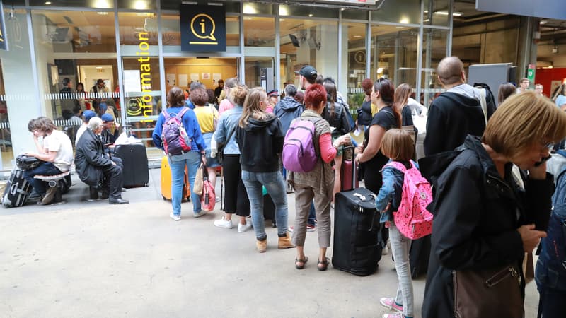 Des personnes font la queue devant un point d'information à la gare Montparnasse, le 30 juillet 2017 à Paris. 