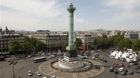 Place de la Bastille à Paris où plusieurs dizaines de jeunes Français tentent de se regrouper tous les soirs depuis quelques jours par solidarité avec les "indignés" espagnols. Le mouvement, baptisé "Démocratie réelle, maintenant !", appelle à un vaste ra