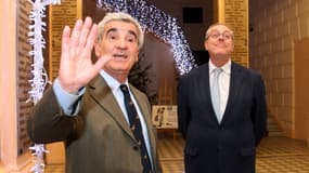 Le maire de Tarbes, Gérard Tremège (à gauche), le 18 décembre 2013, lors d'une perquisition policière dans la mairie.