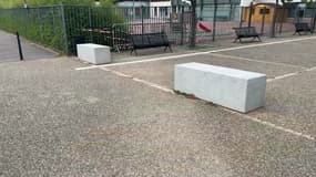 Des blocs de béton devant une école à Brignais