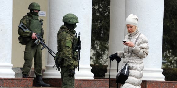 Des soldats à l'identité inconnue devant l'aéroport de Simferopol