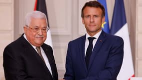 Emmanuel Macron et le président de l'Autorité palestinienne Mahmoud Abbas, à l'Élysée à Paris, le 20 juillet 2022.