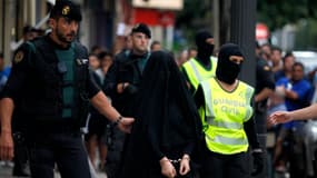 La police espagnole arrête une femme soupçonnée de recruter pour l'EI, le 5 septembre 2015