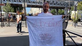 Alexis, supporter de Lyon, propose de vendre sa voiture pour "sauver l'OL", devant le siège de la FFF avant le passage du club devant la DNCG, le 9 juillet 2025