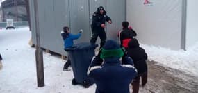 Serbie : une bataille de boules de neige entre des enfants réfugiés et un policier 