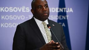 Le ministre britannique des Affaires étrangères, David Lammy, lors d'une conférence de presse à Pristina, au Kosovo, le 2 avril 2025.