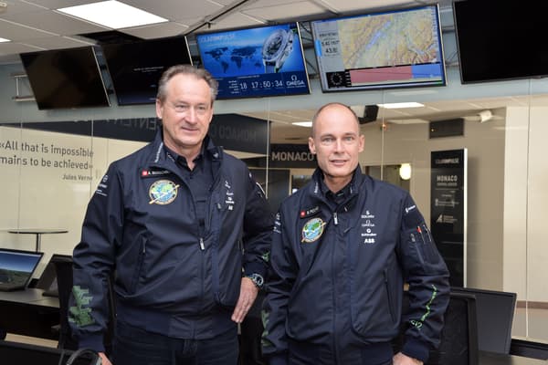 Les deux pilotes André Borschberg et Bertrand Picard lors de l'inauguration du centre de mission de Solar Impulse au mois de février 2015 à Monaco.