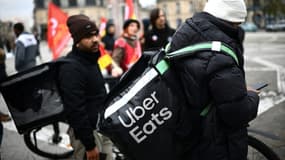 Des livreurs travaillant pour Uber Eats manifestent pour réclamer une meilleure rémunération, le 2 décembre 2023 à Bordeaux