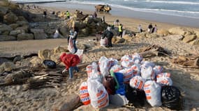 Une collecte de déchets à Lacanau en 2014.