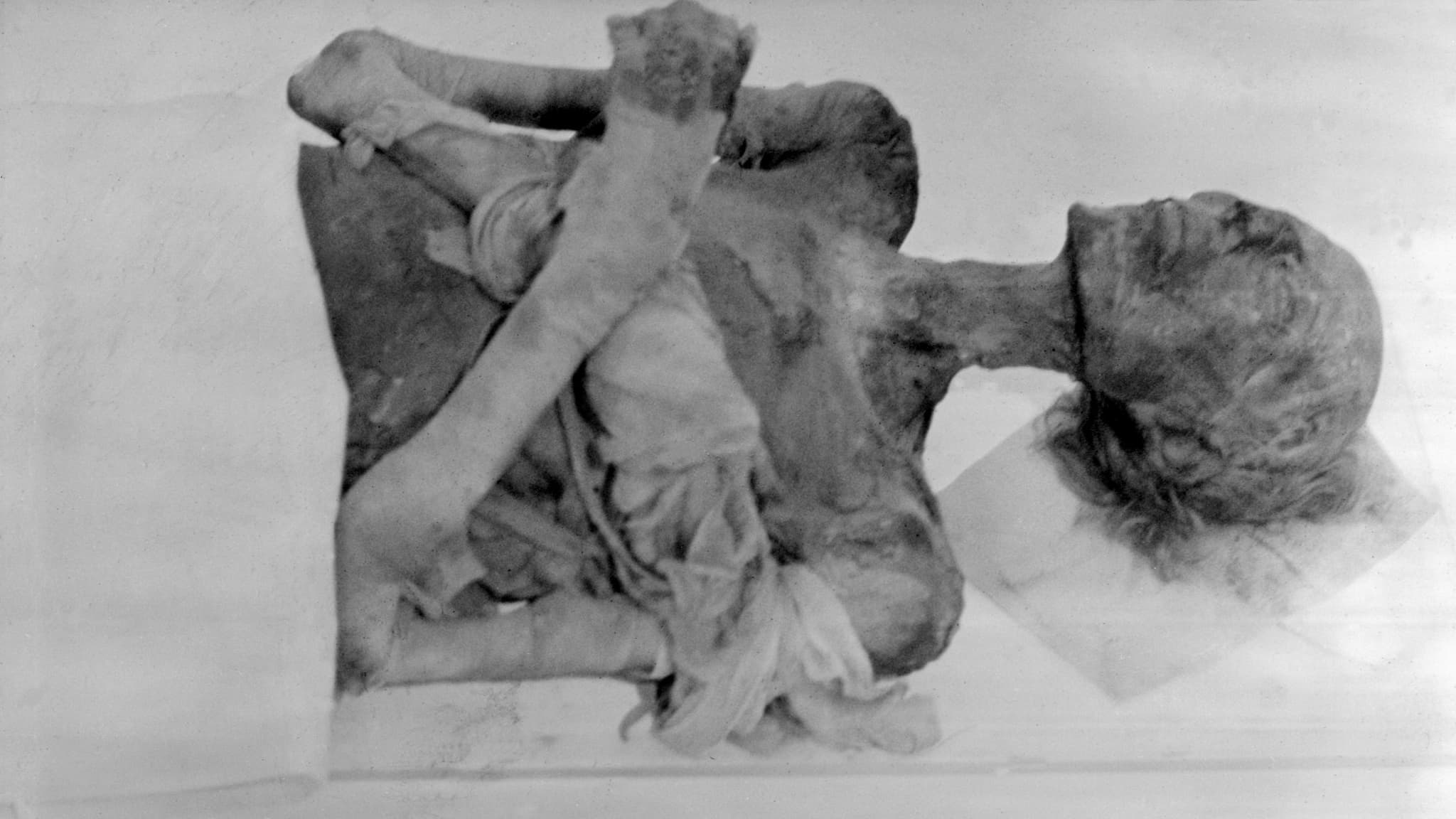Photo prise le 12 novembre 1976 au musée de l'Homme à Paris de la momie du pharaon Ramsès II, arrivée en septembre 1976 afin de subir un traitement d'assainissement. 