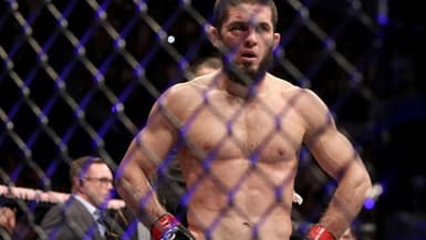 Makhachev, dans la cage de l'UFC, après son combat pour le titre des -70 kg contre Alexander Volkanovski en février 2023.