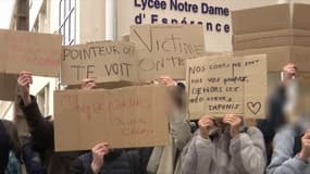 Des élèves sont rassemblés devant le lycée catholique Notre-Dame d'Espérance à Saint-Nazaire, le lundi 24 mars 2025.