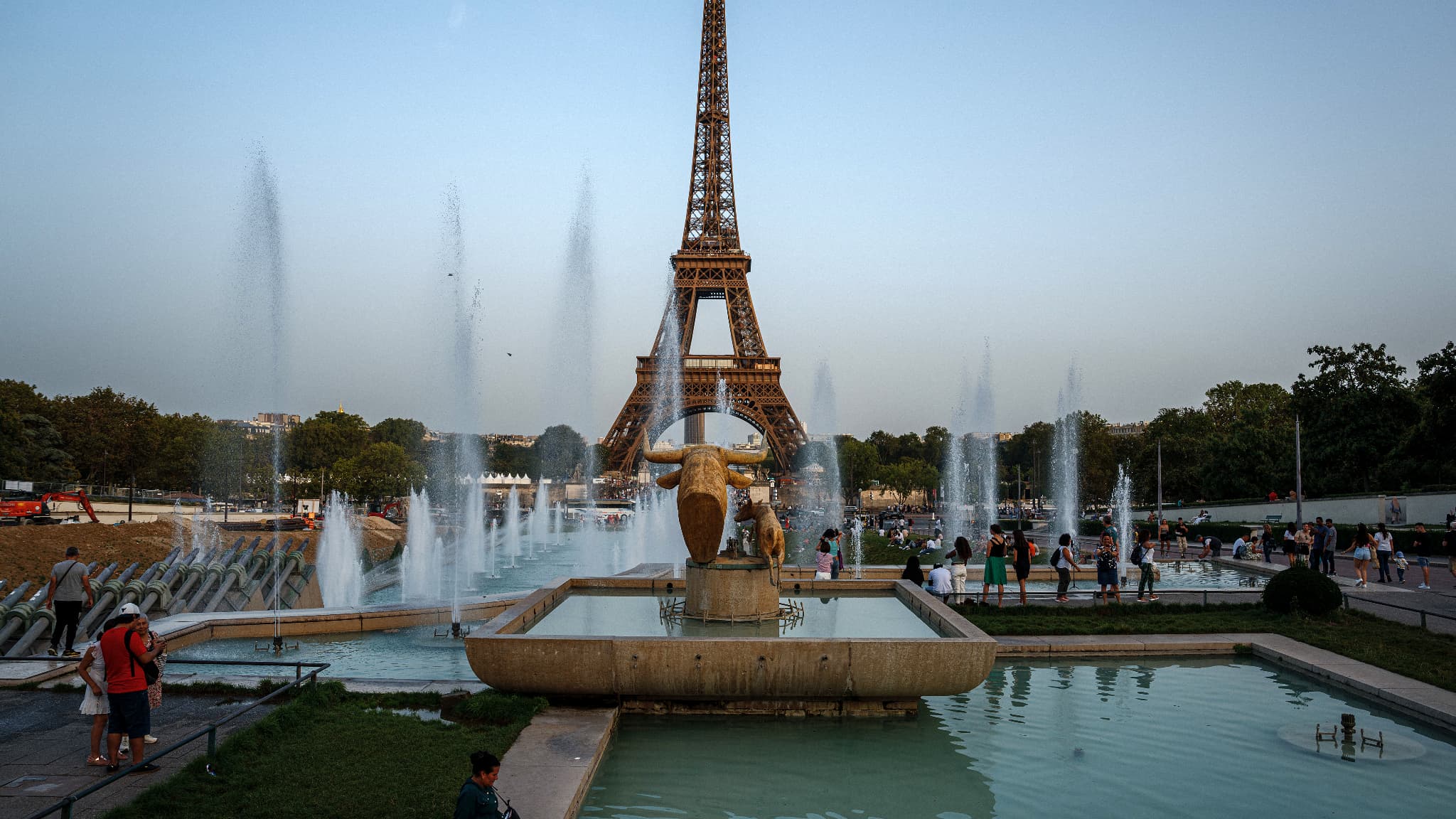 Des habitants se rafraichissent  dans l'eau du bassin du Trocadéro à côté de la Tour Eiffel, durant une vague de chaleur tardive, à Paris le 5 septembre 2023.
