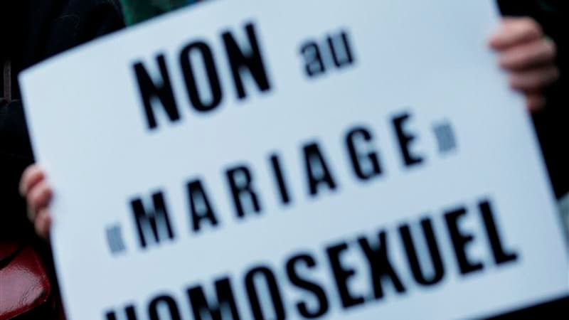 SOS homophobie s'est élevée lundi contre la multiplication depuis une semaine des violences visant des partisans du mariage homosexuel à travers la France tandis que de nombreuses voix dénoncent une radicalisation des opposants. /Photo prise le 4 avril 20
