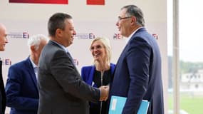Le PDG d'EDF Luc Rémont serre la main du PDG de TotalEnergies Patrick Pouyanné lors de la Rencontre des Entrepreneurs de France, le 29 août 2023.