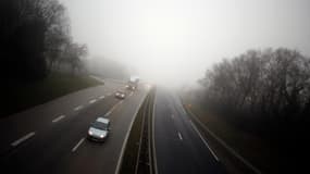 Des voitures roulent dans le brouillard sur la N13 le 13 décembre 2012 à Tollevast, près de Cherbourg-Octeville. (photo d'illustration)