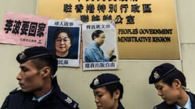 Des "avis de recherche" de Gui Minhai (à gauche) placardées par des manifestants sur un bâtiment gouvernemental à Hong Kong lors de la précédente disparition de l'éditeur-libraire, le 23 janvier 2016