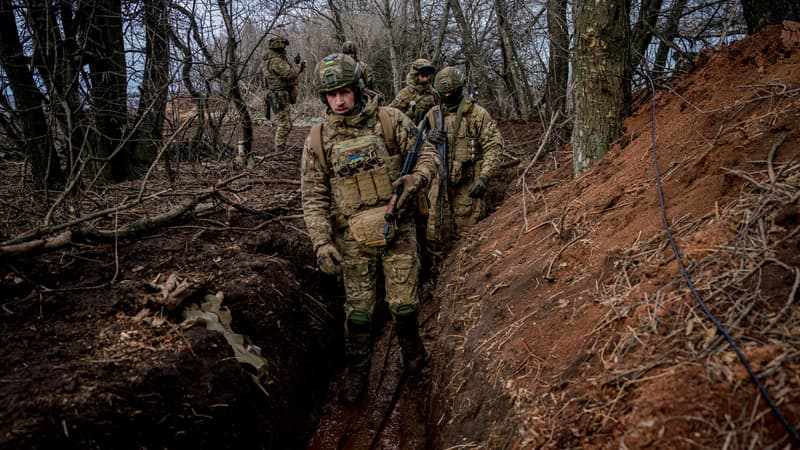 Des soldats ukrainiens dans une tranchée près du front à Bakhmout, le 2 mars 2023