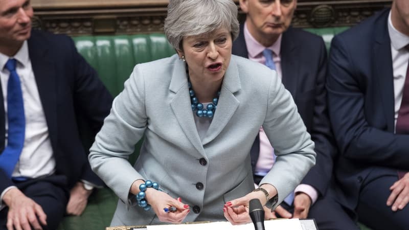 Theresa May a appelé, depuis son bureau au 10 downing street à Londres, le leader de son opposition à trouver ensemble une solution pour sortir de l'impasse du Brexit.
