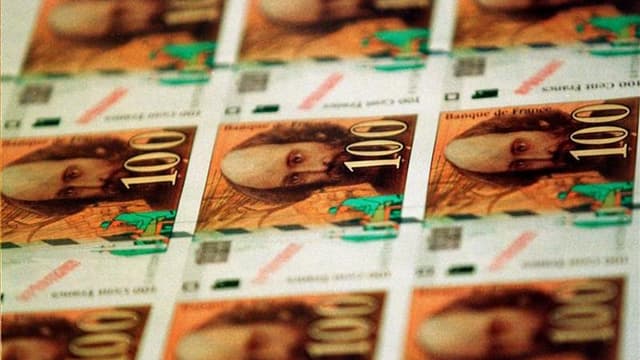 L'échange des derniers billets en francs a rapporté 526 millions d'euros à l'Etat, selon la Banque de France. /Photo d'archives/REUTERS