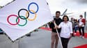 Tony Estanguet et Anne Hidalgo avec la bannière olympique
