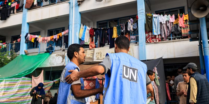 Des employés de l'Office de secours et de travaux des Nations Unies pour les réfugiés de Palestine (UNRWA) dans un refuge pour les Palestiniens déplacés à Khan Yunis, dans le sud de la bande de Gaza, le 25 octobre 2023,