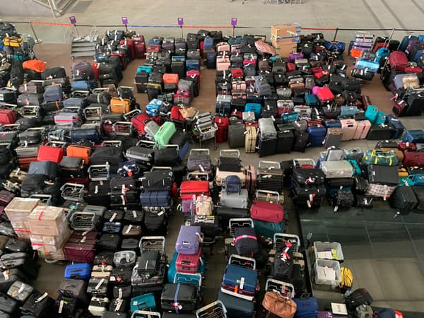 Des centaines de bagages dans le terminal 2 de l'aéroport Heatrow de Londres samedi 18 juin.