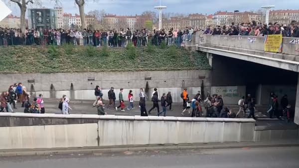 Des manifestants pénètrent sur le quai du Docteur-Gailleton le 23 mars 2023.