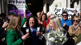 Les présidentes de l'association For Women Scotland célèbrent la décision de la cour suprême concernant la définition légale d'une femme le 14 avril 2025.