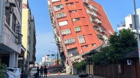 Des personnes regardant un bâtiment endommagé à Hualien, à Taïwan, peu après l'important séisme du 2 avri 2024.