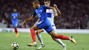 Kylian Mbappé dégoûte la défense du Luxembourg.
