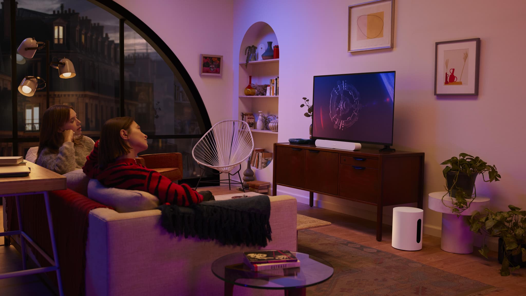 Le Sonos Sub Mini se fond dans le décor pour créer une installation home cinema. Le Sonos Sub Mini se fond dans le décor pour créer une installation home cinema.
