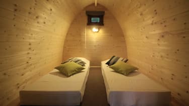 Cette cabane de bois massif, en forme de tente, est fabriquée en Pologne.