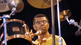 Le batteur américain Jack DeJohnette participe à une répétition, le 03 août 2001 à Marciac, avant le concert d'ouverture du festival "Jazz In Marciac" en compagnie du pianiste Keith Jarrett et du contrebassiste Gary Peacock.
