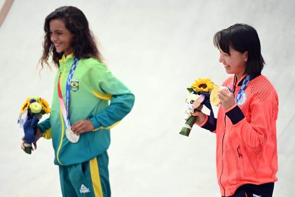 Momiji Nishiya (JPN) et Rayssa Leal (BRA)  sur le podium du skateboard féminin