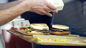 McDonald's, qui exploite 1.470 restaurants dans l'Hexagone, a assuré "déployer activement le tri sélectif en salle, en identifiant pour chaque territoire le système de collecte et de valorisation des déchets?