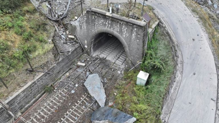 Photo diffusée par SNCF Réseau sur son compte X (ex-Twitter) le 1er septembre 2023 montrant des rochers sur la voie ferrée entre la France et l'Italie après un éboulement en Maurienne Photo diffusée par SNCF Réseau sur son compte X (ex-Twitter) le 1er septembre 2023 montrant des rochers sur la voie ferrée entre la France et l'Italie après un éboulement en Maurienne