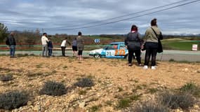 Des spectateurs rassemblés pour assister à la 34e édition du Rallye de Haute-Provence qui s'est achevé dimanche 17 mars sur le plateau de Valensole.
