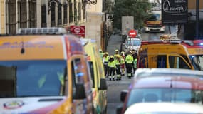 Des policiers et des secouristes près d'un immeuble en travaux qui s'est effondré à Madrid, en Espagne, le 7 octobre 2025.