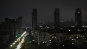 Des immeubles résidentiels sur la rive gauche du Dniepr lors d'une coupure d'électricité à Kiev le 10 octobre 2025, à la suite d'attaques russes à la roquette et au drone dans le cadre de l'invasion russe de l'Ukraine.