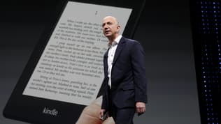 Jeff Bezos, PDG d'Amazon devant un modèle de Kindle, la liseuse de l'entreprise américaine.