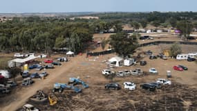Le site abandonné de l'attaque contre le festival de musique dans le désert Supernova par des terroristes du Hamas près du kibboutz Reim dans le désert du Néguev, dans le sud d'Israël, le 10 octobre 2023.