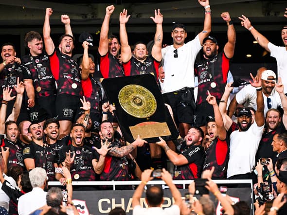 Les joueurs du Stade Toulousain soulèvent le 24e Bouclier de Brennus de l'histoire du club en Top 14, 28 juin 2025